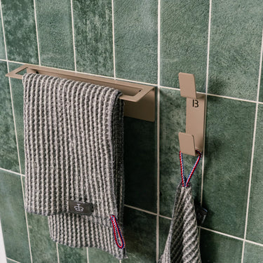 Porte serviette essuie-main mural acier inoxydable — mise en situation salle de bain — BIOM Paris