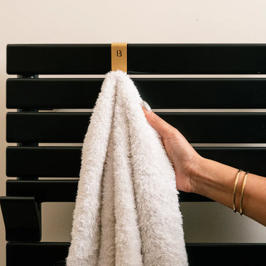 Patère pour radiateur de salle de bain acier inoxydable — mise en situation — BIOM Paris