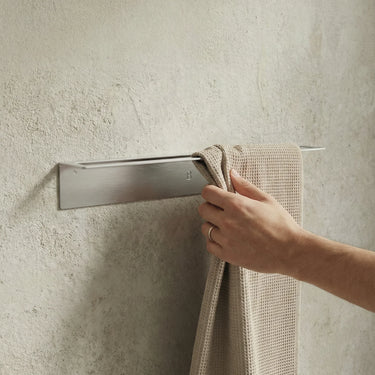 Porte serviette mural acier inoxydable avec serviette — BIOM Paris